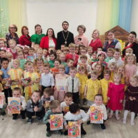 Настоятель храма Рождества Христова поздравил воспитанников и педагогов детских садов города Печоры с Пасхой Христовой