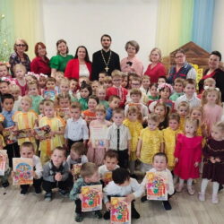 Настоятель храма Рождества Христова поздравил воспитанников и педагогов детских садов города Печоры с Пасхой Христовой