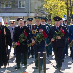 В день Победы митрополит Матфей возложил цветы к могиле Неизвестного солдата