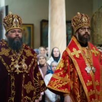 В Неделю о самаряныне митрополит Матфей совершил Божественную Литургию в Псково-Печерском монастыре