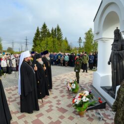 Принесение мощей святителя Тихона в поселок Клин началось со славления у памятника святому в поселке Кунья