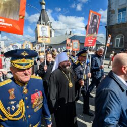 Митрополит Матфей посетил парад Победы и принял участие в шествии Бессмертного полка