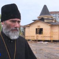 В эфире ГТРК «Псков» вышел сюжет «В Пскове на дальнем Завеличье устанавливают временную деревянную церковь»