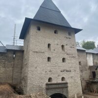 В Псково-Печерском монастыре на башне Нижних решеток установлена воссозданная по историческим аналогам герса-опускная решетка крепостных ворот  