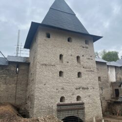 В Псково-Печерском монастыре на башне Нижних решеток установлена воссозданная по историческим аналогам герса-опускная решетка крепостных ворот  