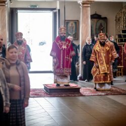 В день памяти великомученика Георгия Победоносца митрополит Матфей совершил Божественную Литургию в Псково-Печерском монастыре
