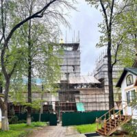 В Стефановской церкви Мирожского монастыря продолжаются кровельные работы