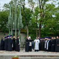 В день памяти и скорби митрополит Матфей совершил заупокойную литию на могиле Неизвестного солдата