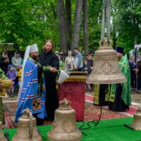 Митрополит Матфей совершил чин освящения колоколов храма Вознесения Господня деревни Бельское Устье