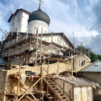 В храме святителя Николая (со Усохи) реставраторы приступили к раскрытию штукатурного слоя на фасаде придельной бесстолпной церковки