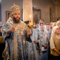 Митрополит Матфей возглавил всенощное бдение в Свято-Успенском Псково-Печерском монастыре