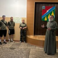 Клирик Псковской епархии напутствовал участников «Молодежной Вахты Памяти — 2025»