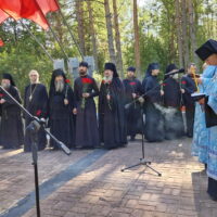 В день освобождения Печор насельники Псково-Печерского монастыря приняли участие в митинге у мемориала «Скорбящая мать»