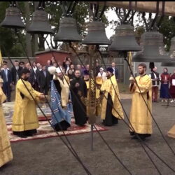 В эфире ГТРК «Псков» вышел сюжет об освящении креста и колоколов храма Успения Пресвятой Богородицы (на Коломенском кладбище) в городе Великие Луки