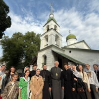 Участники молодежного центра Псковской епархии «Трилучье» посетили храм  великомученицы Анастасии Узорешительницы (в Кузнецах) 