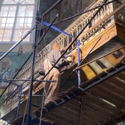 В храме Сорока Севастийских мучеников в Печорах полностью завершена реставрация ограждения хоров