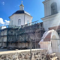 На территории храма святых Севастийских мучеников приступили к укладке плитки