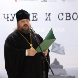 Секретарь Псковского епархиального управления принял участие в открытии выставки «Чужие и СВОи. Обличья и лица»