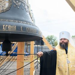 Митрополит Матфей совершил чин освящения колоколов и креста  храма Успения Пресвятой Богородицы (на Коломенском кладбище) города Великие Луки