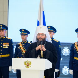 Митрополит Матфей принял участие в церемонии награждения полков 76-й дивизии ВДВ орденом Александра Невского