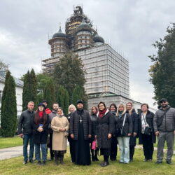 Коллектив Псковской областной инфекционной клинической больницы отметил первый юбилей посещением Свято-Троицкого собора