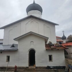 Вокруг храма святителя Николая (со Усохи) в Пскове продолжается благоустройство