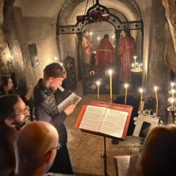 Студенты Псково-Печерской Духовной семинарии молились за Литургией в Богом зданных пещерах