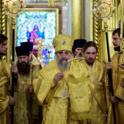 Накануне Воскресного дня всенощное бдение в Псково-Печерской обители возглавил митрополит Балтийский и Светлогорский Серафим