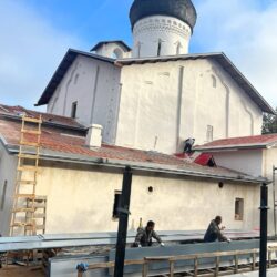 В храме святителя Николая Чудотворца (со Усохи) специалисты приступили к монтажу кровельного покрытия на воссозданных приделах