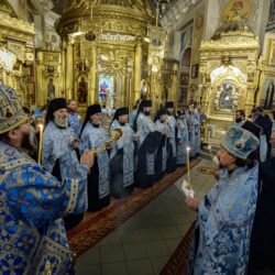 Накануне празднования в честь иконы Божией Матери «Умиление» митрополит Матфей возглавил всенощное бдение в Псково-Печерском монастыре