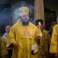 Митрополит Матфей возглавил всенощное бдение в Свято-Успенском Псково-Печерском монастыре