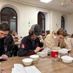 В Молодежном центре Псковской епархии «Трилучье» изучали Евангелие от Матфея