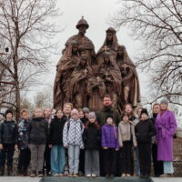 Учащиеся средних школ города Дно посетили храм святых Царственных страстотерпцев