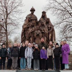 Учащиеся средних школ города Дно посетили храм святых Царственных страстотерпцев