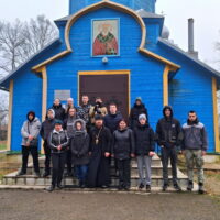 Студенты очистили от осенней листвы территорию вокруг Никольского храма в Пыталово