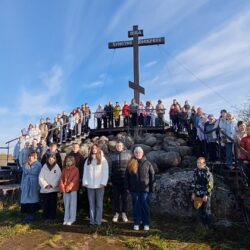 Участники проекта «Духовное краеведение» записали послания воинам-защитникам у Поклонного креста в Изборске