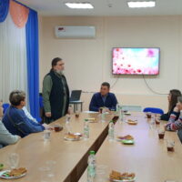 Клирик Псковской епархии принял участие во встрече с матерями и женами воинов, погибших на СВО