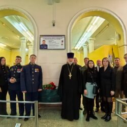 Клирик воинского храма освятил Мемориальную доску Герою России Игорю Суханову в центре «Воин» 