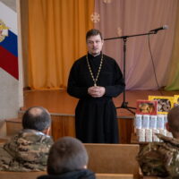 Настоятель храма святителя Николая (в Любятово) передал помощь бойцам, проходящим лечение в псковском госпитале