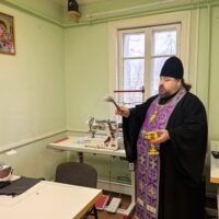 Настоятель храма святого Александра Невского освятил швейную мастерскую, организованную храмовым центром гуманитарной помощи «БлагоДарю»
