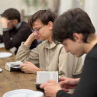 В молодежном центре Псковской епархии «Трилучье» прошла очередная встреча по изучению Евангелия