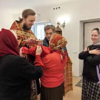 В храме пророка Илии поселка Смуравьево состоялась первая Божественная Литургия