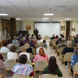 В Псковской областной библиотеке прошла очередная встреча с протоиереем Романом Лединым