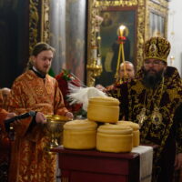 В праздник Светлого Христова Воскресения митрополит Матфей совершил Пасхальное богослужение в кафедральном соборе