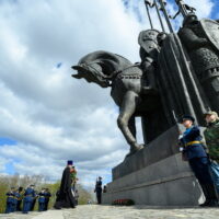 Благочинный города Пскова возложил цветы к памятнику князю Александру Невскому с дружиной на горе Соколиха