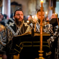 Митрополит Матфей совершил утреню Великого Пятка с чтением двенадцати Страстных Евангелий в Свято-Успенском Псково-Печерском монастыре