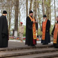 Священнослужители Порховского благочиния совершили заупокойную литию на Братском захоронении 