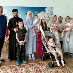 Настоятель Вознесенского храма с сестрами Свято-Елисаветинского сестричества подарили детям Пасхальную радость