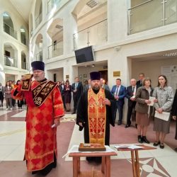 Секретарь Псковской епархии накануне дня Великой Победы совершил заупокойную литию в Псковском областном суде