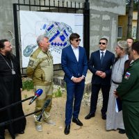 Митрополит Матфей и министр просвещения РФ Сергей Кравцов посетили строящийся Всероссийский детский центр «Печоры» в Псковской области